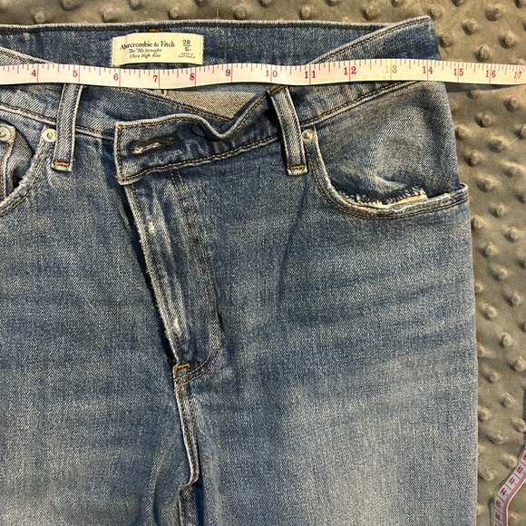 Abercrombie and Fitch Light Wash The 90’s Straight Ultra High Rise Jeans, Size 6 - Picture 7 of 9